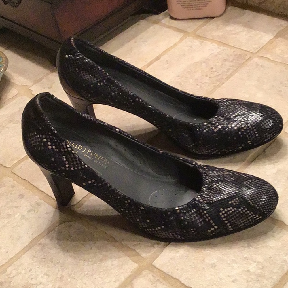 Donald Pliner Orina pumps  9 Narrow in Snake suede